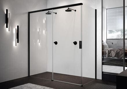 Cabina de ducha de vidrio con accesorios modernos en un baño elegante.