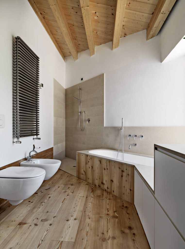 Baño moderno con elementos de madera y cerámica.